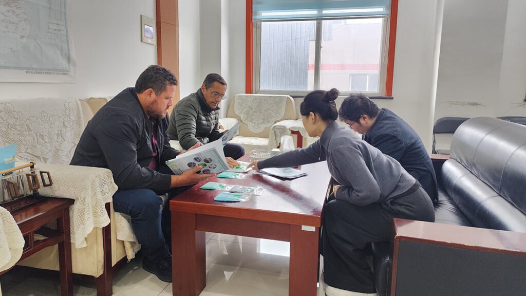 French Polynesian clients inspecting blue granular NPK fertilizer