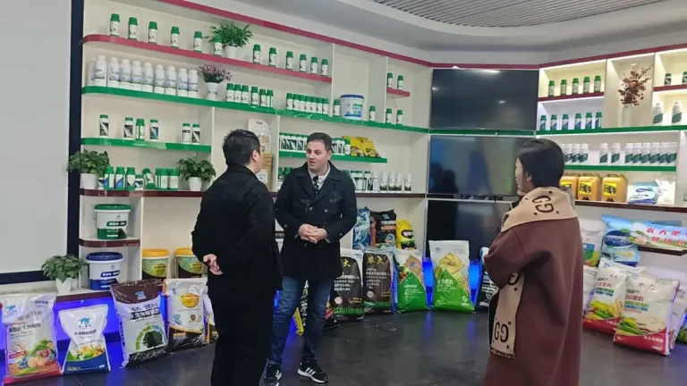 Risso Fertilizer technical team explaining fertilizer production process2